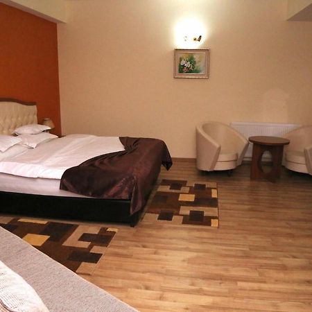 Hotel Crystal Palace Ramnicu Valcea Exterior foto