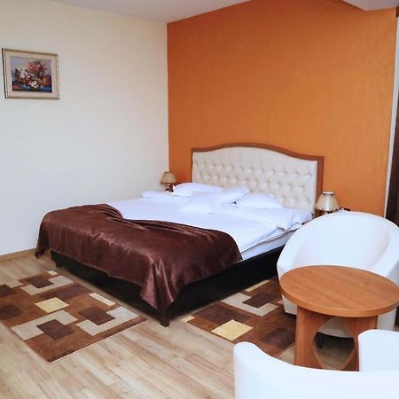 Hotel Crystal Palace Ramnicu Valcea Exterior foto