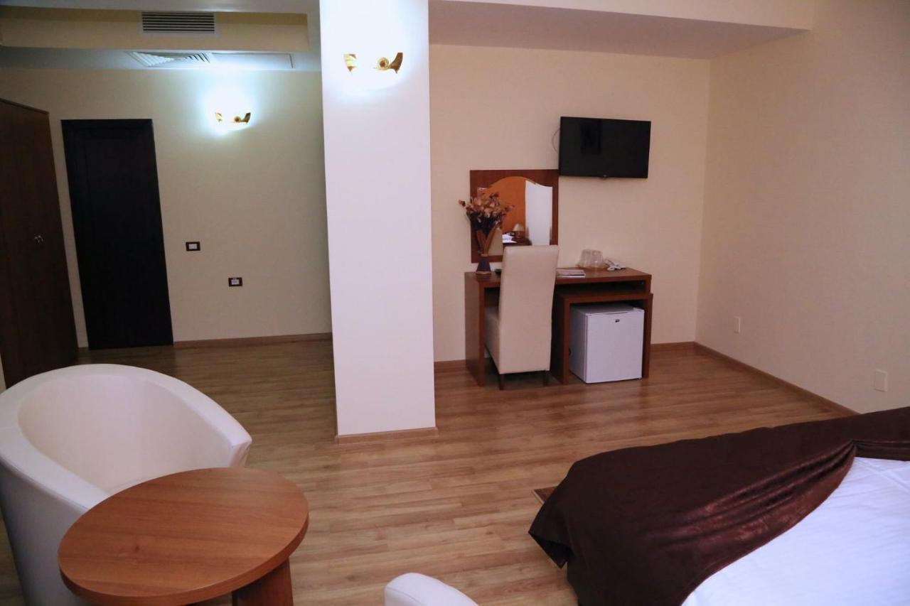 Hotel Crystal Palace Ramnicu Valcea Exterior foto