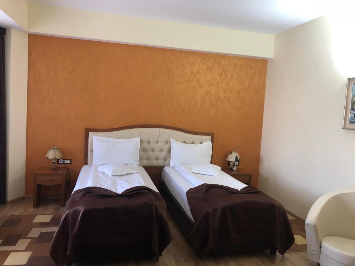 Hotel Crystal Palace Ramnicu Valcea Exterior foto