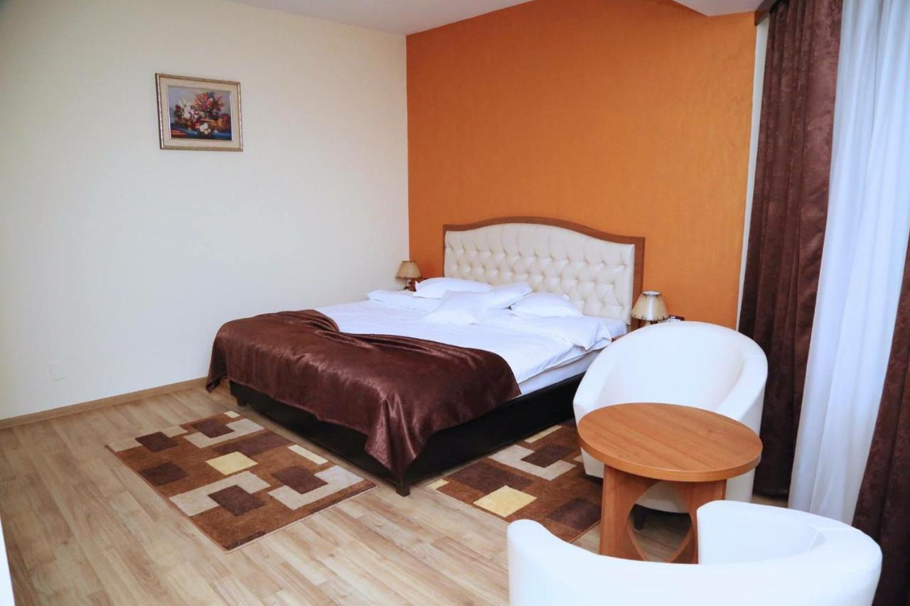 Hotel Crystal Palace Ramnicu Valcea Exterior foto