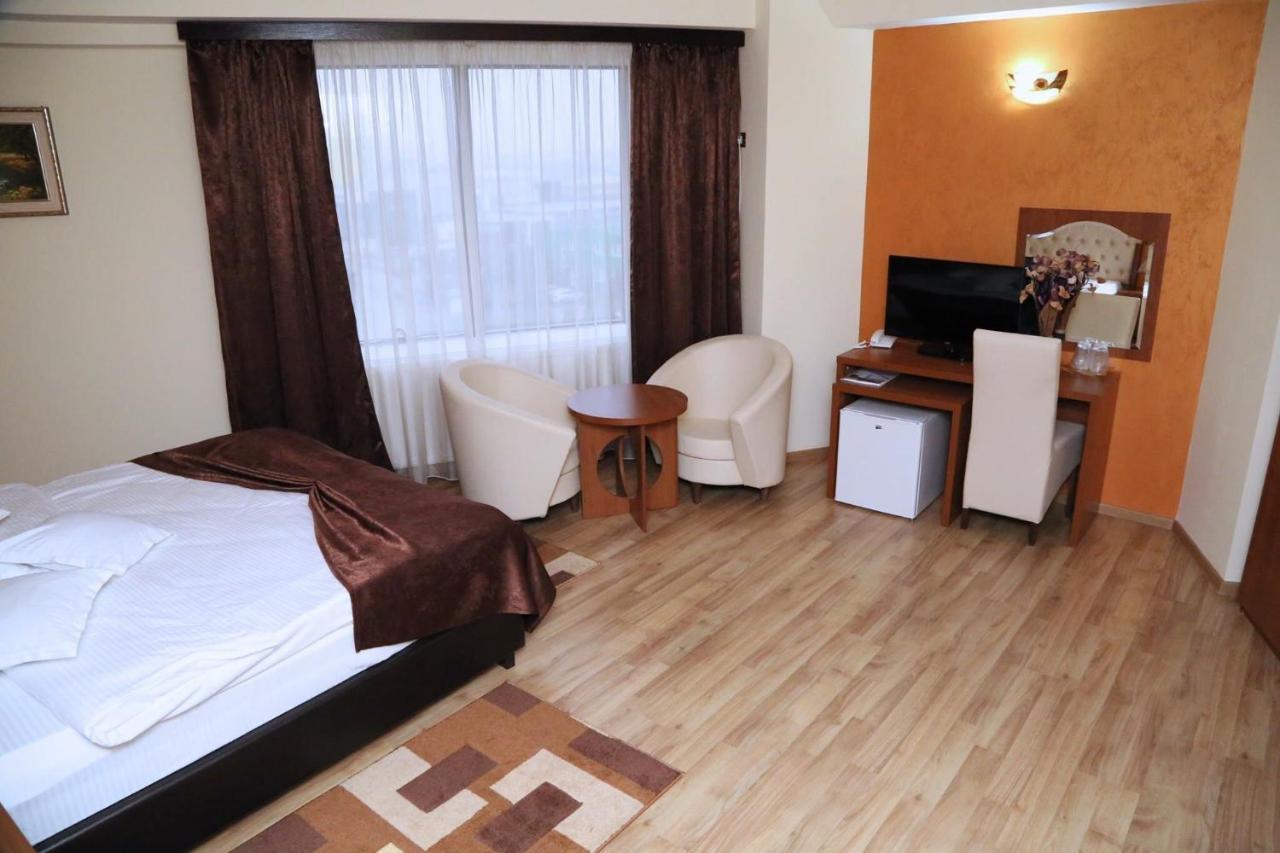 Hotel Crystal Palace Ramnicu Valcea Exterior foto
